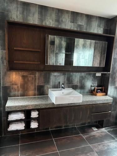 a bathroom with a sink and a counter with towels at Ohana 94 family in Dongshan