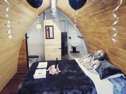 GachancipáにあるGlamping La Guadalupanaのベッド、洗面台、鏡が備わる客室です。