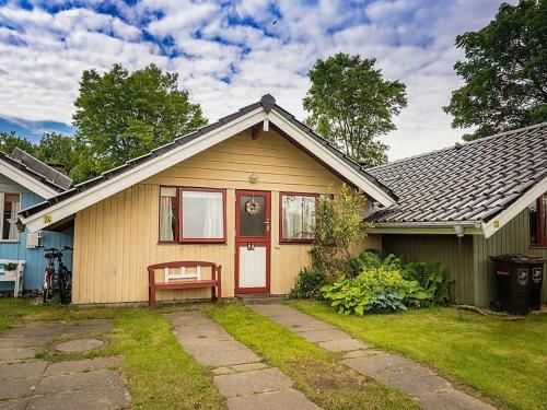 ein Haus mit einer Bank im Vorgarten in der Unterkunft Ferienhaus "Sören" in Glücksburg