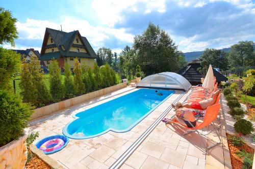 Piscina de la sau aproape de Willa Karolcia Zakopane -Basen Jacuzzi