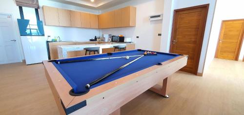 a pool table in the middle of a kitchen at พูลวิลล่าเขาใหญ่ฮิลล์ Pool Villa Khaoyai Hill in Pong Talong