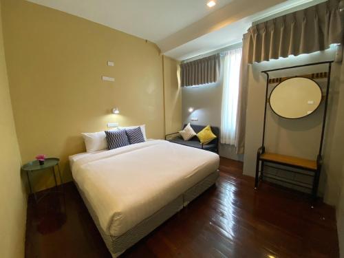 Una cama o camas en una habitación de Saijai Cafe and Hostel
