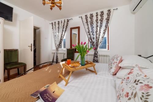 un salon avec un lit et une table dans l'établissement House Bozica with sauna and pool, à Tribalj