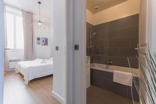 une salle de bain avec baignoire et une chambre avec un lit dans l'établissement 