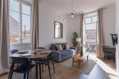 un salon avec une table et un canapé dans l'établissement 