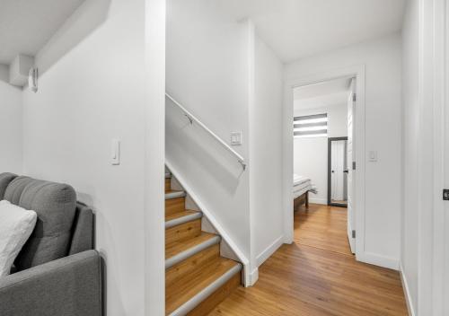 コクランにあるMountain Hideaway Two Bedrooms Free Park Passのギャラリーの写真
