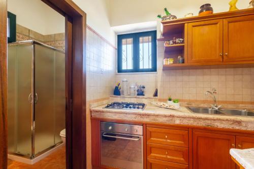 Η κουζίνα ή μικρή κουζίνα στο Luxury Private Villa With Garden