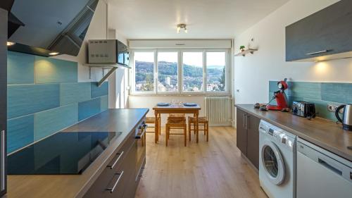 cocina con lavadora, secadora y mesa en Le Belvédère - WIFI Fibre - Parking gratuit, en Gap
