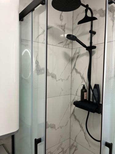 d'une douche avec une porte en verre et un téléphone. dans l'établissement appartement vue mer agay, à Agay