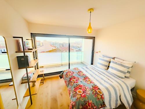 une chambre avec un lit et une grande fenêtre dans l'établissement L'Escale Sètoise , Terrasse, Vue Mont St Clair, à Sète
