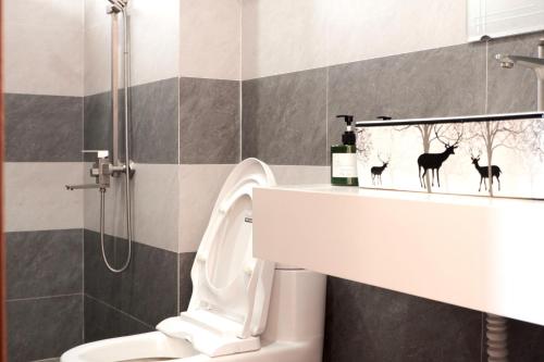 Ένα μπάνιο στο Reveur Apartment