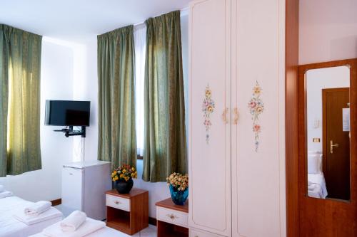 a hotel room with a bed and a mirror at Hotel New Aurora Venice in Marghera