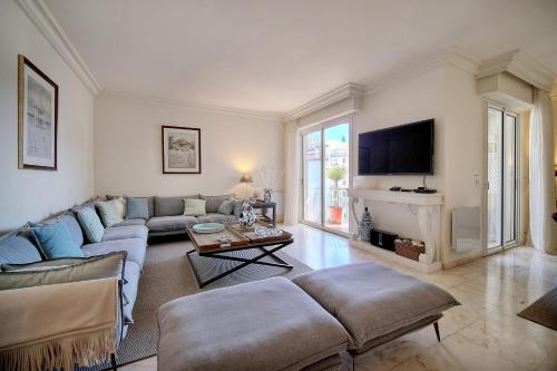 un salon avec un canapé et une télévision dans l'établissement REF 1482 - Cannes Back Croisette - Apartment for rent, à Cannes