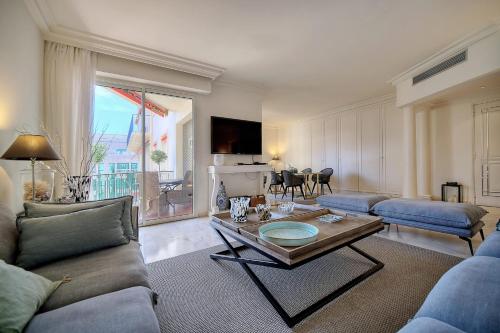 un salon avec un canapé et une table dans l'établissement REF 1482 - Cannes Back Croisette - Apartment for rent, à Cannes
