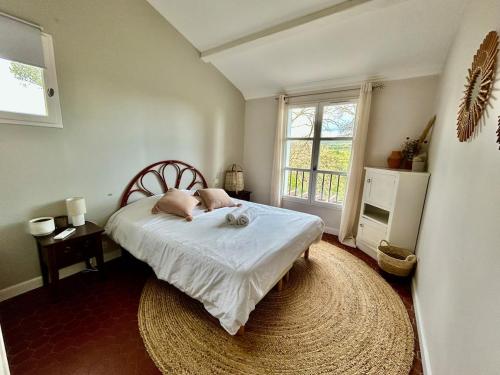 - une chambre avec un lit avec deux animaux dans l'établissement Les Restanques 10 Chenes 3 chambres, à Grimaud