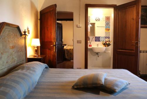 Postel nebo postele na pokoji v ubytování Fattoria del Colle