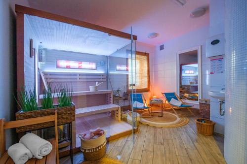 a bathroom with a fish tank in a room at Hotel Zorza in Kołobrzeg