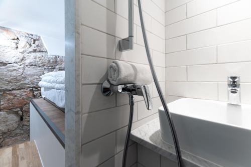 une salle de bain avec une baignoire et un lavabo dans l'établissement Place Du Pin - Wifi, AC, 2 pers, à Nice