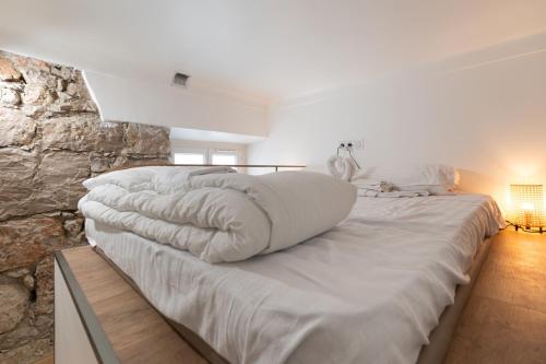 - une chambre avec un grand lit et un oreiller dans l'établissement Place Du Pin - Wifi, AC, 2 pers, à Nice