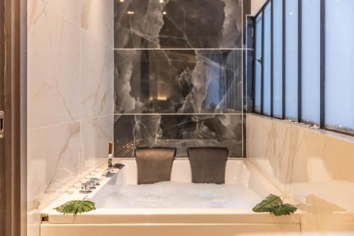 2 sedie sedute in una vasca da bagno con camino di Bliss Triplex - Hyper Centre - Sauna - BBQ - Jacuzzi - LRACANNES a Cannes