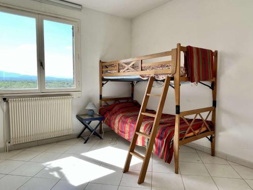 une chambre avec deux lits superposés et une fenêtre dans l'établissement Appartement 3 pièces 6 couchages ARGELES SUR MER AR200-075, à Argelès-sur-Mer