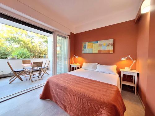 een slaapkamer met een bed en een balkon bij Delmirani's Book Apartments - Vatican View in Rome