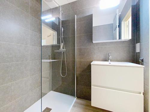 a bathroom with a shower and a sink at Appartement 'Byblos' te Oostduinkerke - Bad in Oostduinkerke