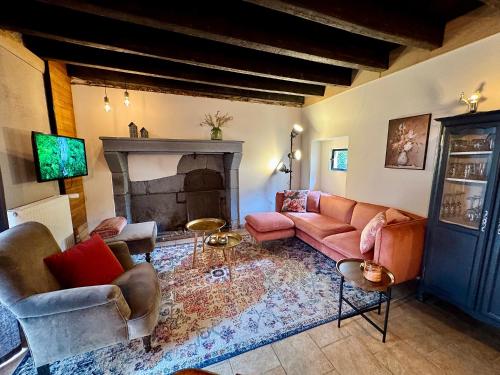 un salon avec un canapé et une cheminée dans l'établissement Château du Tirondet, à Sannat
