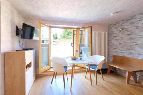 a small dining room with a table and chairs at Harzträume No1 # Parkplatz # Altstadt # Brockenbahn in Wernigerode