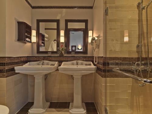 Bilik mandi di Azerai La Residence, Hue