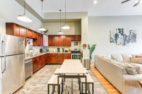 Η κουζίνα ή μικρή κουζίνα στο Bring a Pet Historic Downtown Olean Apartment