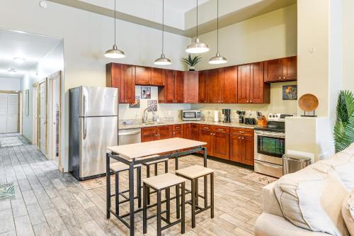 Η κουζίνα ή μικρή κουζίνα στο Bring a Pet Historic Downtown Olean Apartment