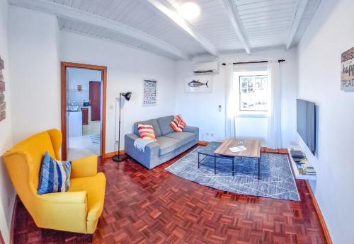 Faja GrandeにあるCASA do PÁTIOのソファとテーブルのあるリビングルーム