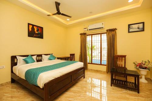 a bedroom with a bed and a ceiling fan at Janz Marina Bay in Puducherry