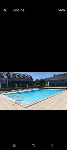 une photo d'une piscine avec une photo dans l'établissement Chez Anne, à Argentat