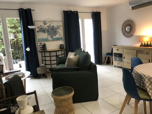 un salon avec un canapé et une table dans l'établissement Maison 3 chambres, Parking, jardin, climatisation, à Arles