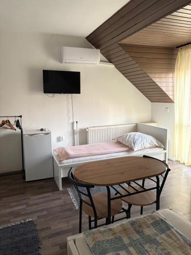 a small room with a bed and a table at Sárga Csikó vendégház in Debrecen