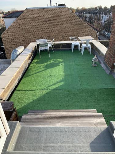 Φωτογραφία από το άλμπουμ του Bright double studio with large patio space σε Raynes Park