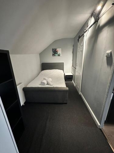 Postel nebo postele na pokoji v ubytování Bright double studio with large patio space