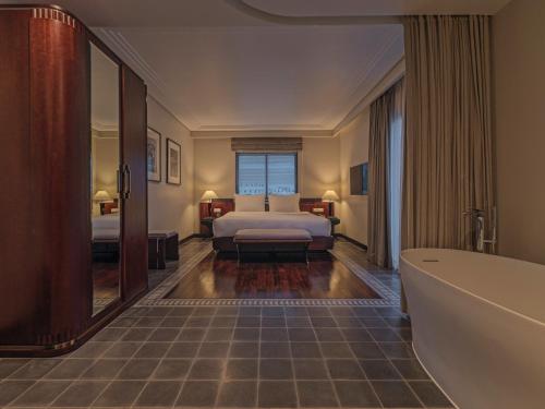 Katil atau katil-katil dalam bilik di Azerai La Residence, Hue