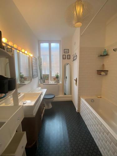 une salle de bain avec une baignoire, des toilettes et un lavabo dans l'établissement La Fivoise, à Lille