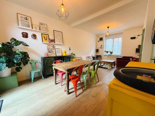 un salon avec une table et des chaises en bois dans l'établissement La Fivoise, à Lille