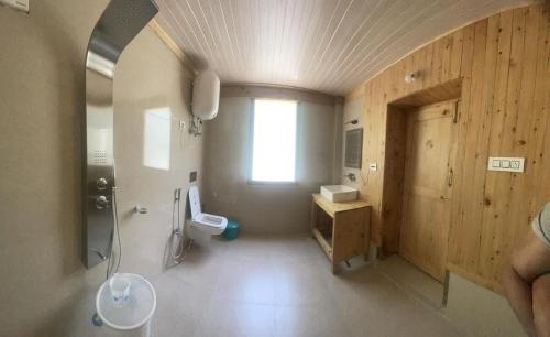 Bilik mandi di The Latoda forest edge duplex cottage in jibhi