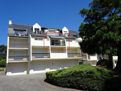 a white apartment building with red lines on it at LE TRIMARAN in La Trinité-sur-Mer