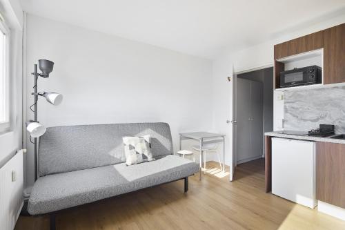 un salon avec un canapé et une table dans l'établissement ღ Zamen Proche Commodités, Berges & Wifi, à Nantes