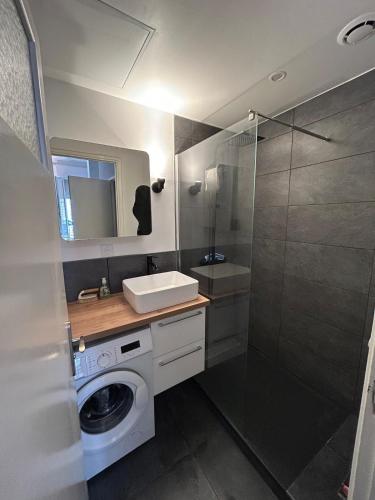 La salle de bains est pourvue d'un lave-linge et d'une douche. dans l'établissement Chic Flat Near the Beach, à Nice