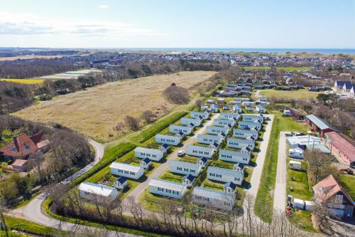 an aerial view of a parking lot with trailers at Chalet Luttikduin Nr 22 - Callantsoog aan Zee in Callantsoog