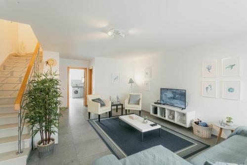 Best Houses 86 - Meeras Surf House