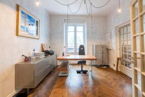un bureau avec un bureau et une chaise dans la chambre dans l'établissement PARIS PASSY Spacieux 2 Chambres Balcon, à Paris