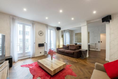 PARIS PASSY Spacieux 2 Chambres Balcon